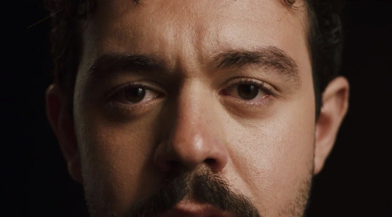 Still de Recomeçar: close no rosto