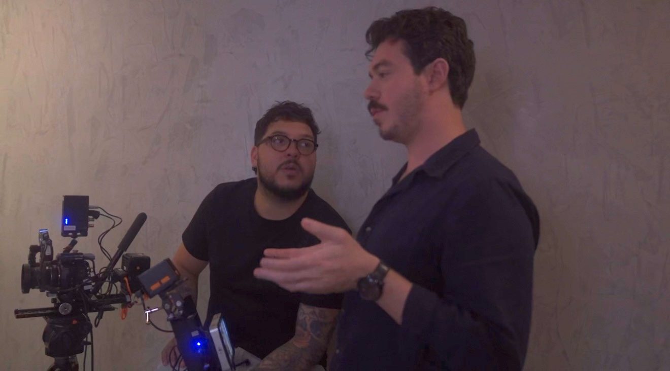 Hugo Lima dirigindo ao lado do diretor de fotografia